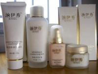 上海市悅美紅妝化妝品低價(jià)批發(fā)信息\n\n本文簡(jiǎn)要介紹上海悅美紅妝公司提供的低價(jià)批發(fā)化妝品業(yè)務(wù)，該企業(yè)為精細(xì)化學(xué)品行業(yè)中的知名商家，其產(chǎn)品已在世界工廠網(wǎng)中國(guó)產(chǎn)品信息庫(kù)展示。此次主要目錄 積極擴(kuò)張 各大類型單價(jià)優(yōu)勢(shì)明顯；護(hù)膚套件和彩妝組裝靈活選擇多樣性保障售賣促銷適應(yīng)力；實(shí)時(shí)數(shù)據(jù)管理，物美價(jià)平價(jià)獲取必備；并展示部分性價(jià)比極高單品 植物草本保濕清新醒膚面膜和香水系列，更有復(fù)購(gòu)原高層獲得豐厚好處送?！傲看蟾鼉?yōu)惠】通過合規(guī)?；鹕虾?nèi)頂尖正牌量采促銷途徑獲取最新實(shí)時(shí)報(bào)價(jià)信息和降低中間份額后的資源配給保障暢銷于二三線城